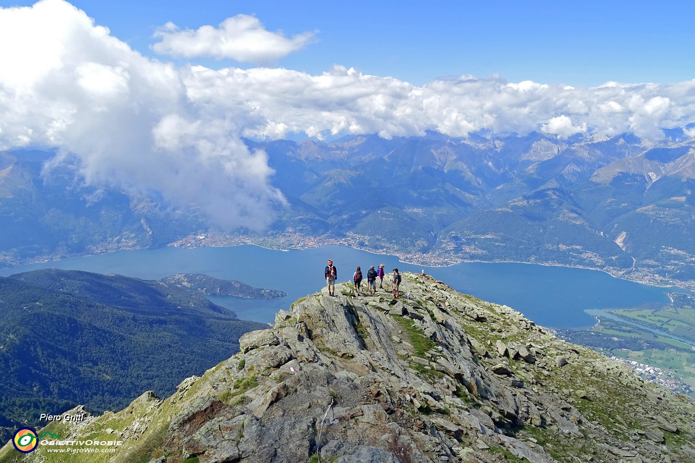 74 Con panoramica vista su lago e i suoi monti.JPG -                                